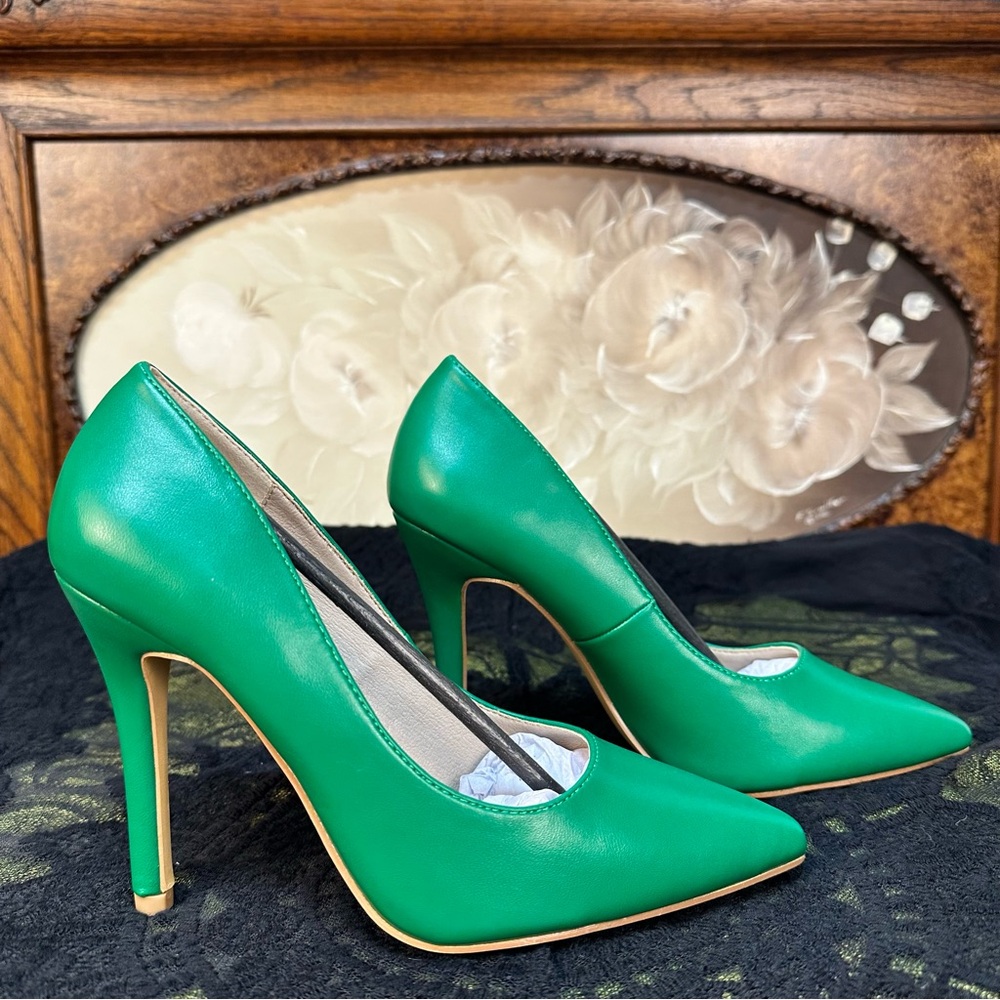 French Connection Leather Green Women's Pumps 6
(6)‼️NIB‼️